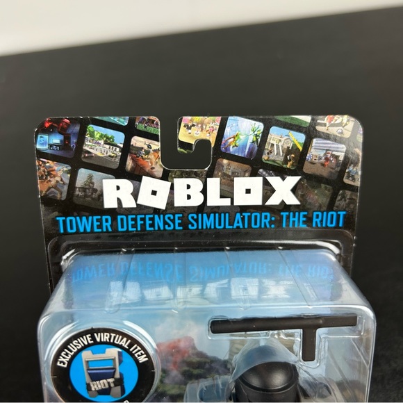 Roblox Tower Defense Simulator: The Riot Figure with Exclusive Virtual Item - Picture 2 of 14